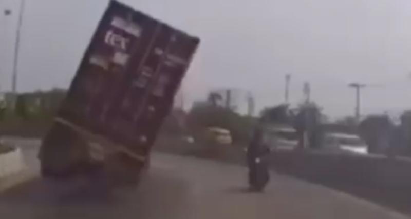  - VIDEO - Le camion se couche dans un virage, le motard à sa droite échappe à la catastrophe