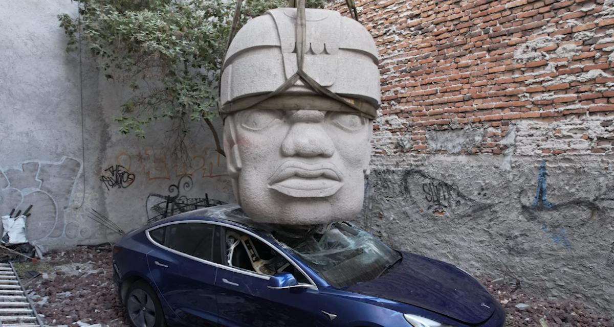 Cet artiste écrase une Tesla avec une sculpture monumentale, il espère un signe d'Elon Musk