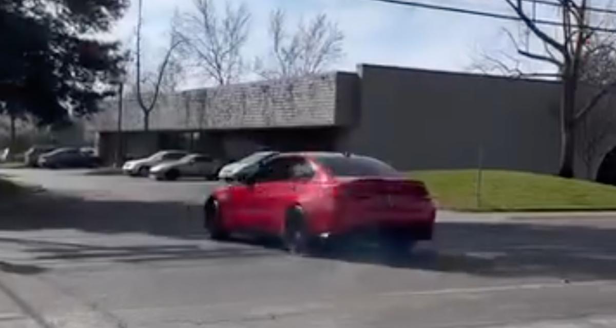 VIDEO - Cette BMW prend son virage en driftant, elle termine contre un trottoir...