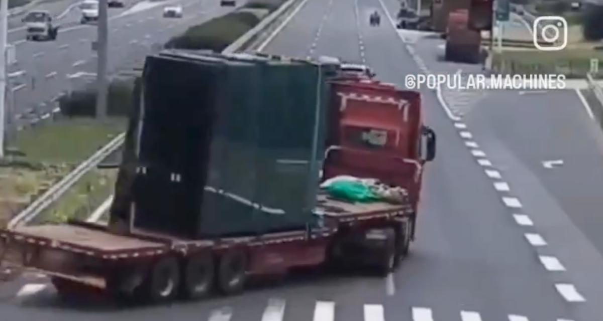 VIDEO - Un peu trop confiant, ce chauffeur poids lourd perd toute sa cargaison dans un virage