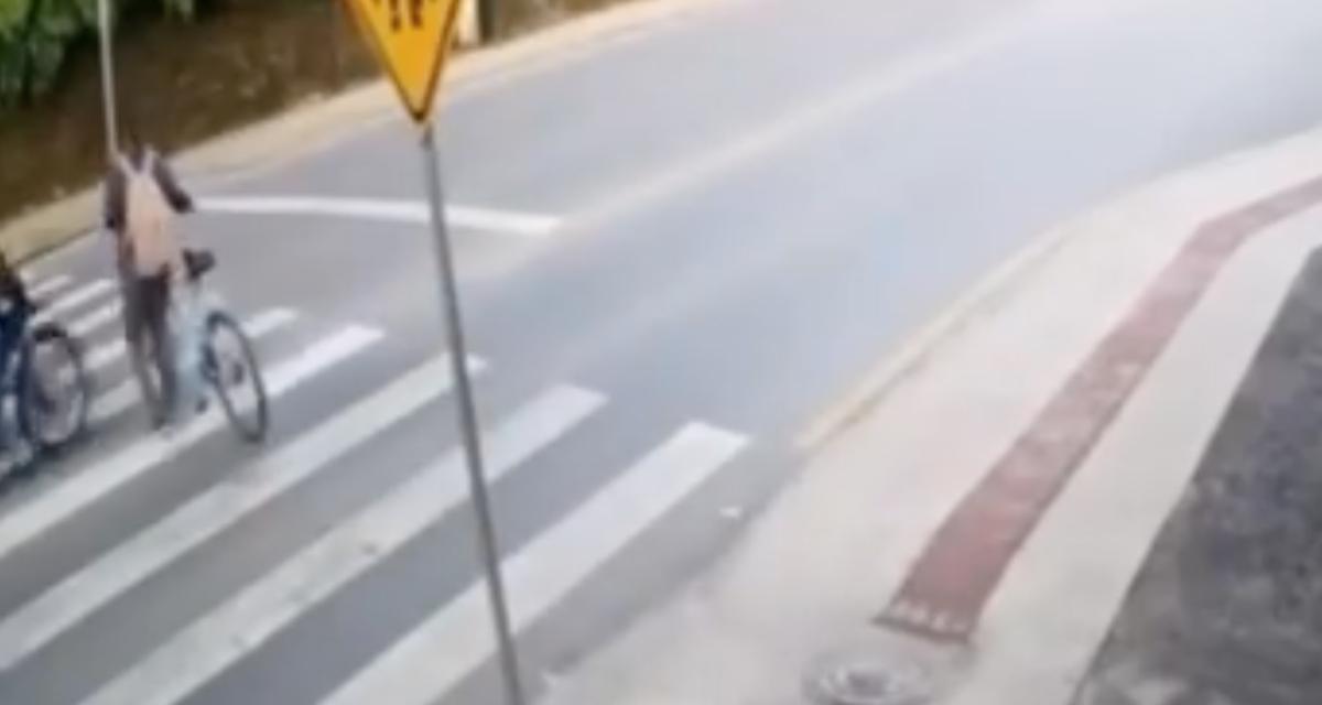 VIDEO - Cette cycliste traverse tranquillement la route, visiblement, le motard ne l'a pas vu