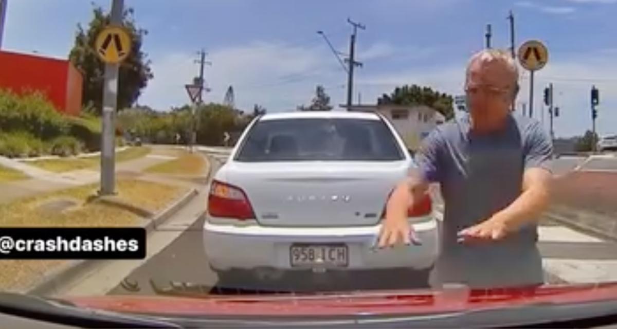 VIDEO - Cet automobiliste est extrêmement prévenant, il s'arrête pour refermer le capot d'un autre conducteur