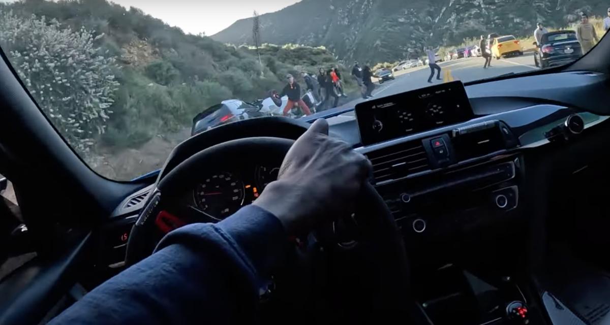 VIDEO - À bord de sa BMW M3, il tombe sur une foule de passants au milieu de la route, heureusement que ses freins marchaient bien