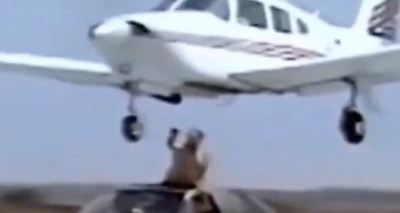  - VIDEO - Réparer le train d'atterrissage d’un avion depuis une voiture roulant à 150 km/h ? Pas un problème pour cet Américain
