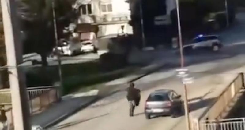  - VIDEO - Les policiers mettent fin au rodéo sauvage en percutant le jeune motard