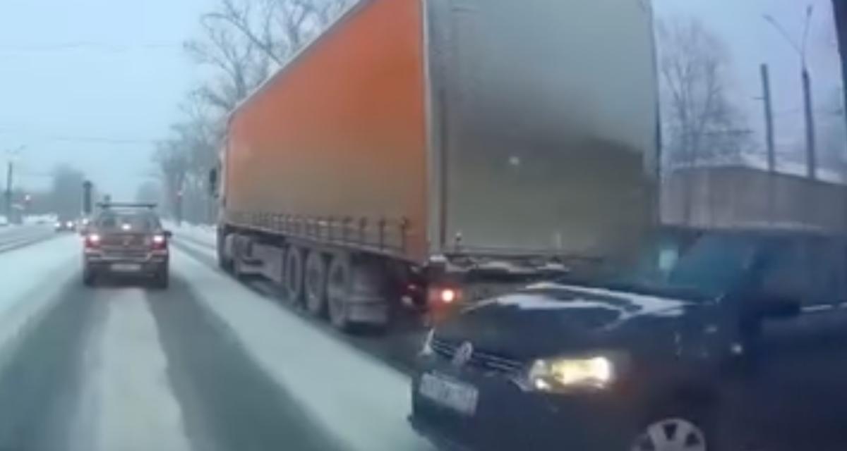 VIDEO - Le freinage ne s'est pas aussi bien passé pour tout le monde sur cette chaussée enneigée