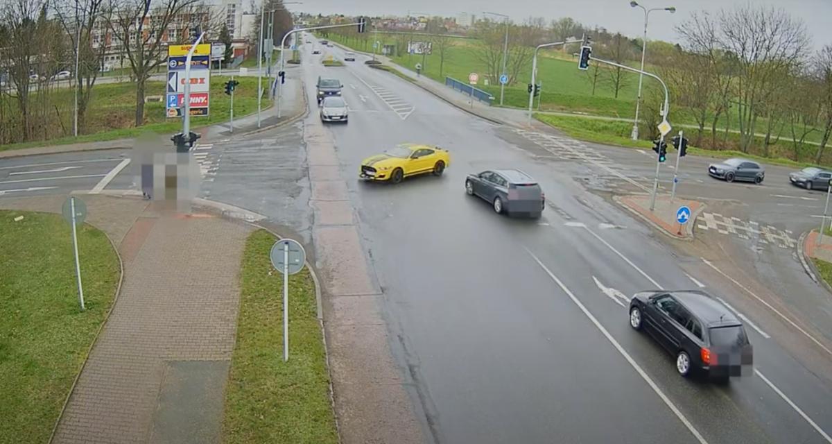VIDEO - Sans permis, cet automobiliste grille un feu rouge et cause une sacrée pagaille au milieu de l'intersection