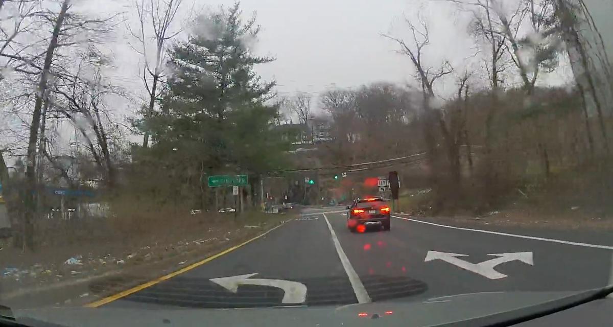 VIDEO - Cet automobiliste ne connaît pas sa droite et sa gauche (et c'est un gros problème)