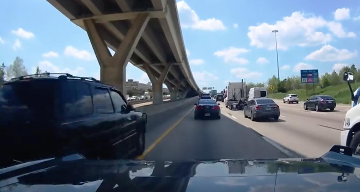 VIDEO - Un peu trop pressé, ce fou du volant double tout le monde en passant par la bande d'arrêt d'urgence