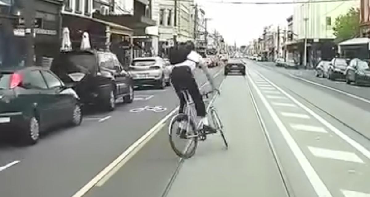 VIDEO - Ce cycliste fait le malin devant une voiture, il manque de finir sous ses roues