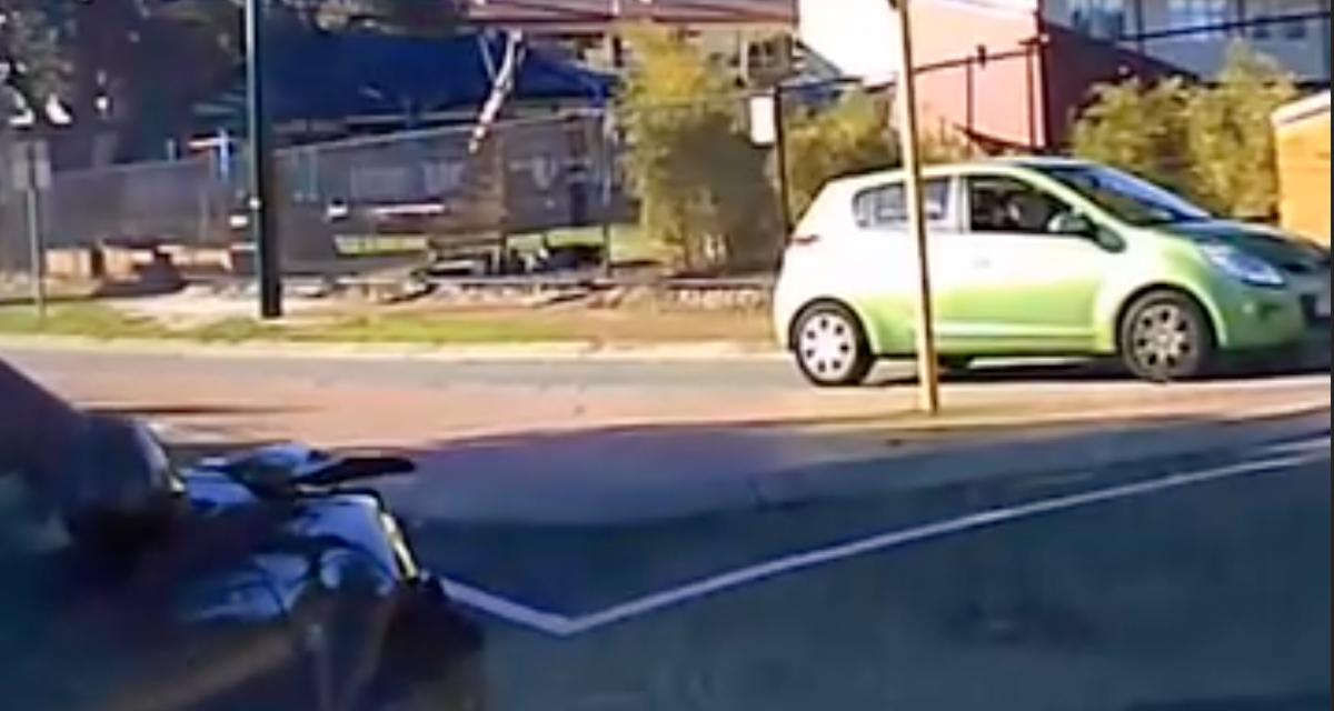 VIDEO - Ce chauffard n'a pas vraiment saisi le concept d'un rond-point