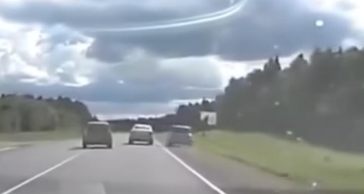 VIDEO - Trop pressé de doubler, le chauffard envoie une autre voiture dans le décor