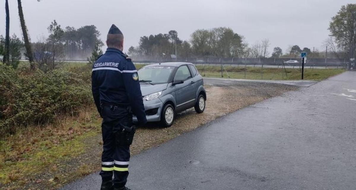 L'automobiliste roule en voiture sans permis sur l'autoroute, les gendarmes l'escortent en lieu sûr