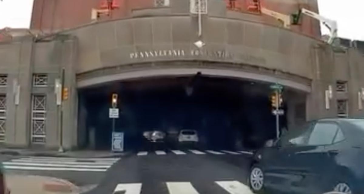 VIDEO - Elle double n'importe comment en pleine ville et s'étonne de se faire couper la route