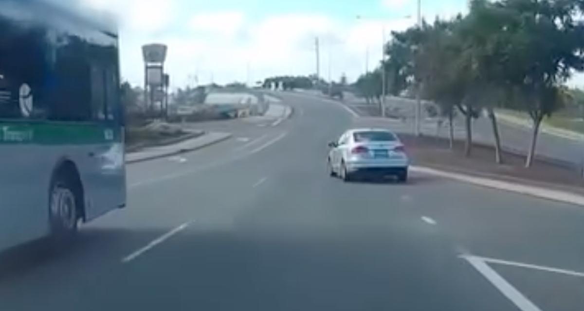 VIDEO - Cet automobiliste a une drôle de façon de s'insérer sur la route, ça finit forcément en accident...