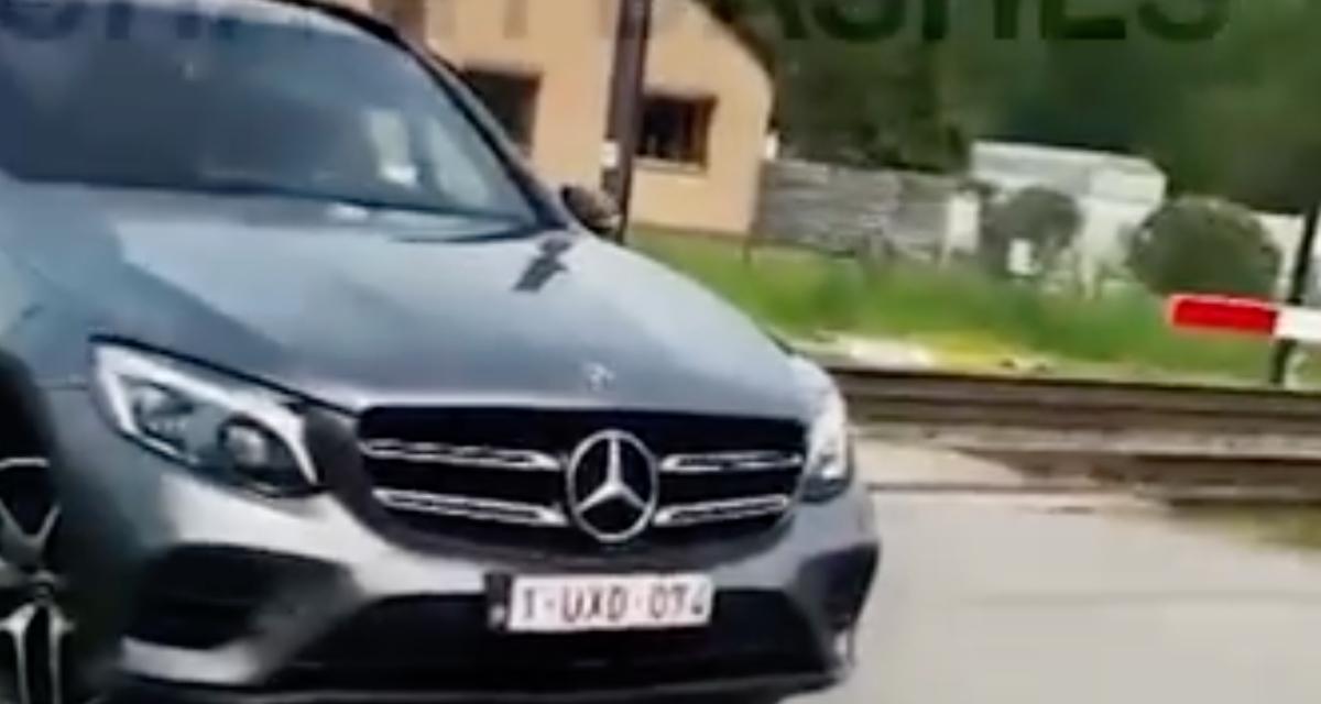 VIDEO - Coincée au milieu des rails, cette automobiliste peut dire adieu à son SUV