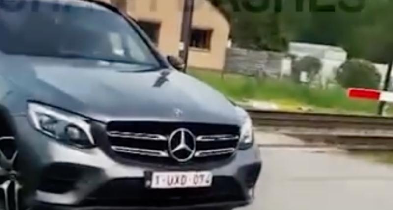  - VIDEO - Coincée au milieu des rails, cette automobiliste peut dire adieu à son SUV