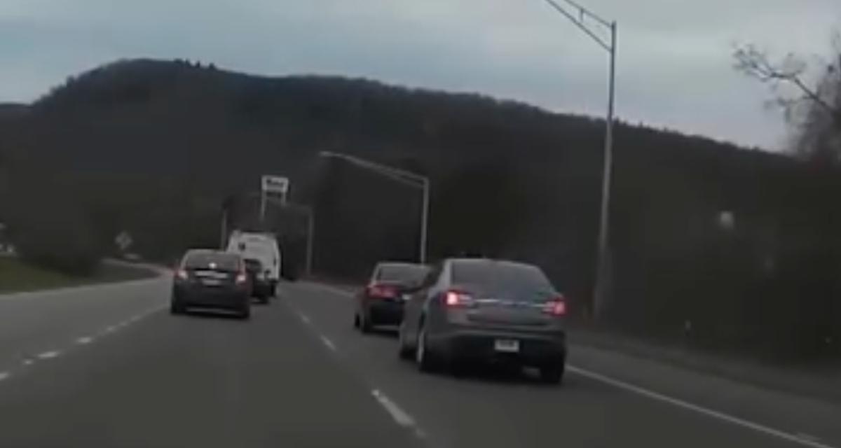 VIDEO - Il coupe la route d'une voiture afin de doubler par la droite, pas de chance, c'était la police !
