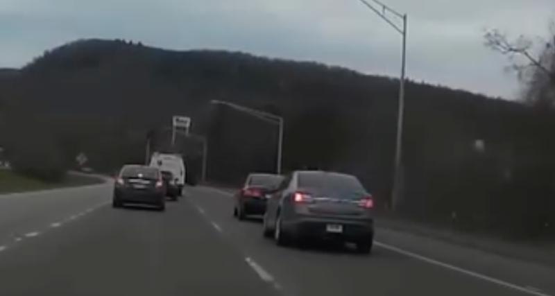  - VIDEO - Il coupe la route d’une voiture afin de doubler par la droite, pas de chance, c'était la police !