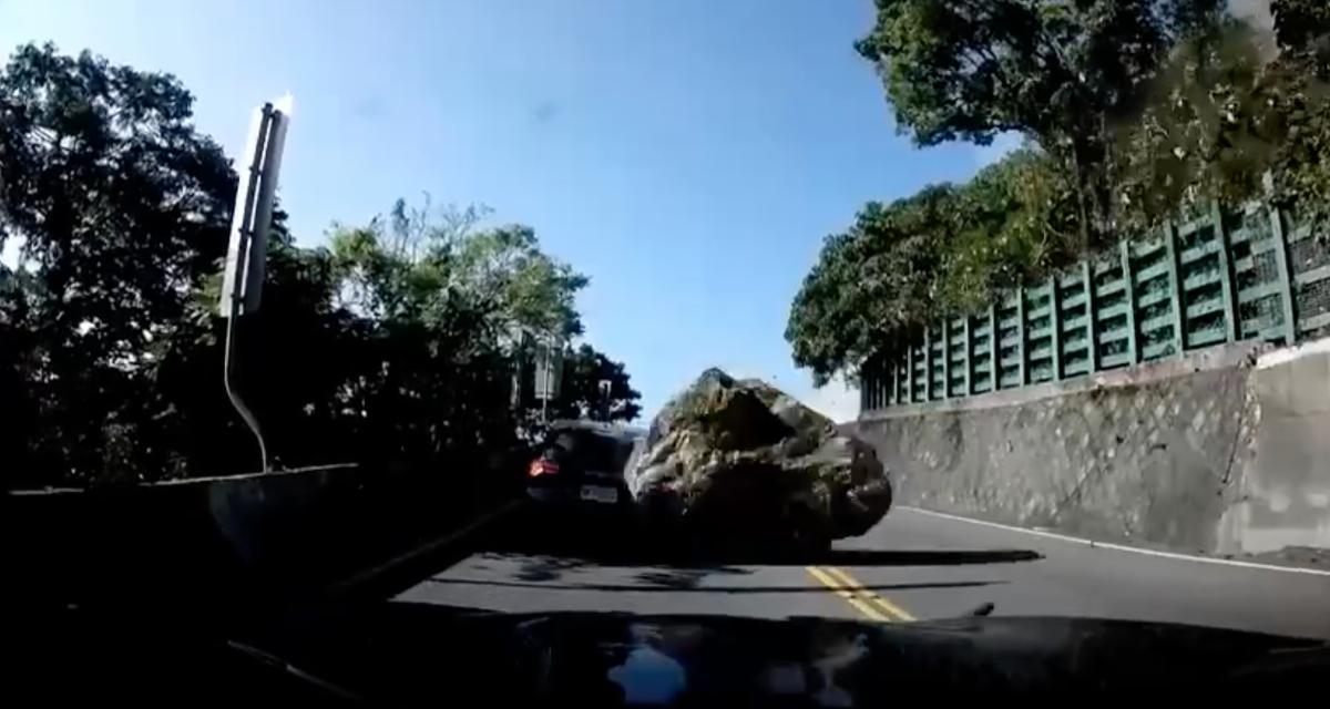 VIDEO - Quand une voiture se fait percuter par un rocher suite à un tremblement de terre à Taïwan