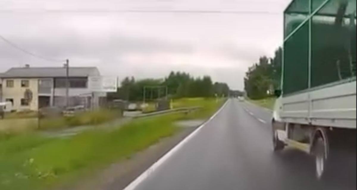 VIDEO - Le camionneur coupe la route de tout le monde et se permet même de fanfaronner