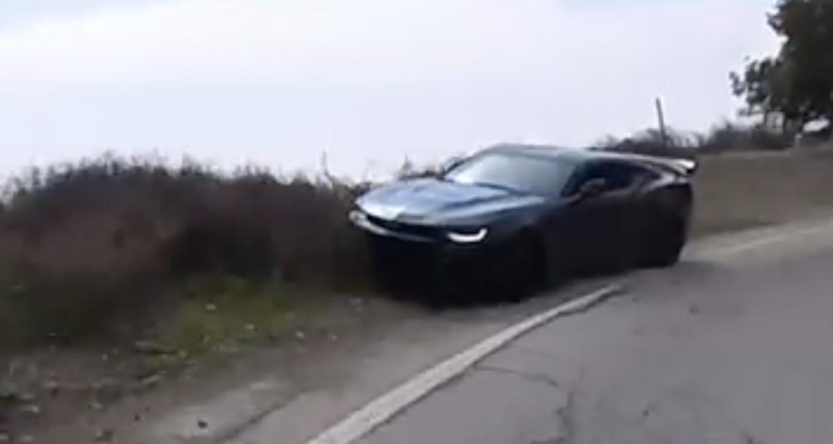 VIDEO - Le conducteur de cette Camaro tente de suivre une BMW à vive allure, il finit par tondre l'herbe au bord de la route
