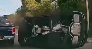 VIDEO - Cet automobiliste tente de doubler par la droite, il fait face à un retournement de situation (littéralement)