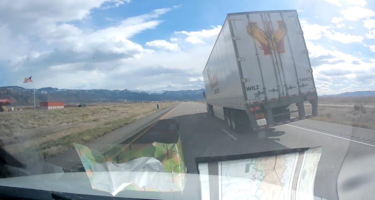 VIDEO - La remorque de ce camion offre une belle frayeur à cet automobiliste !