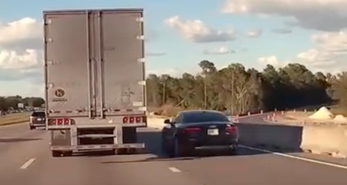 VIDEO - Le chauffard tente de doubler un poids lourd par la droite, sa manoeuvre se retourne contre lui