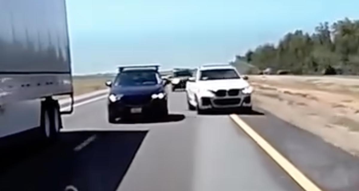 VIDEO - Il tente de doubler un poids lourd avec le pire timing possible, il envoie le SUV à sa gauche dans le décor