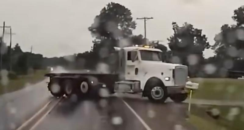  - VIDEO - Le camion s’arrête au milieu de la chaussée, scène incompréhensible sur cette petite route de campagne