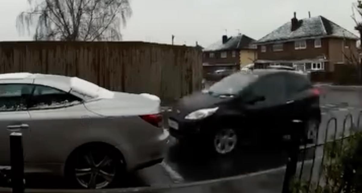 VIDEO - Ce chauffard prend son virage trop large, percute une voiture garée, puis se fait la malle discretos'