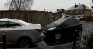 VIDEO - Ce chauffard prend son virage trop large, percute une voiture garée, puis se fait la malle discretos’