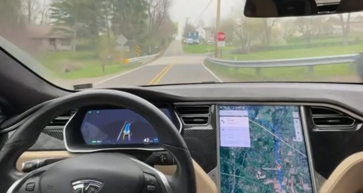 VIDEO - Quand le système Autopilot de Tesla se prend pour un pilote de rallye et grille un stop à toute allure