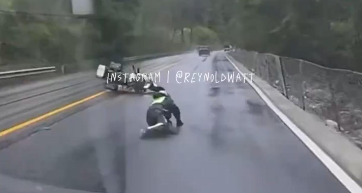 VIDEO - Le motard chute juste devant une voiture, par chance cette dernière était attentive !