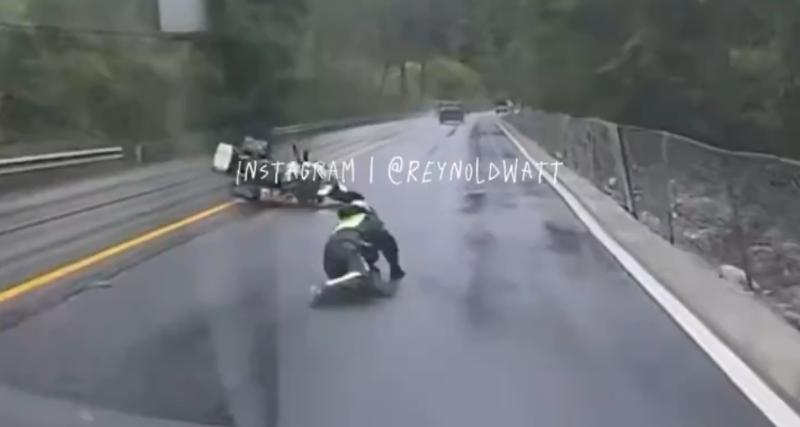  - VIDEO - Le motard chute juste devant une voiture, par chance cette dernière était attentive !
