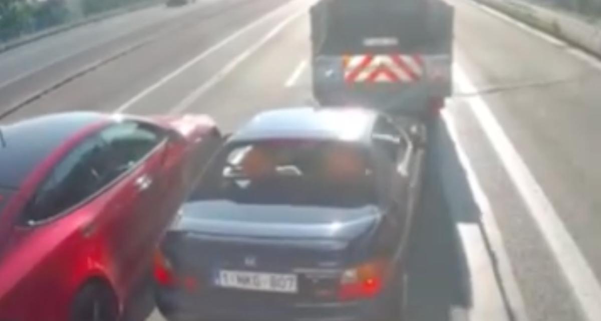 VIDEO - Cette Tesla tente de gruger dans les embouteillages, personne ne lui fait de cadeau