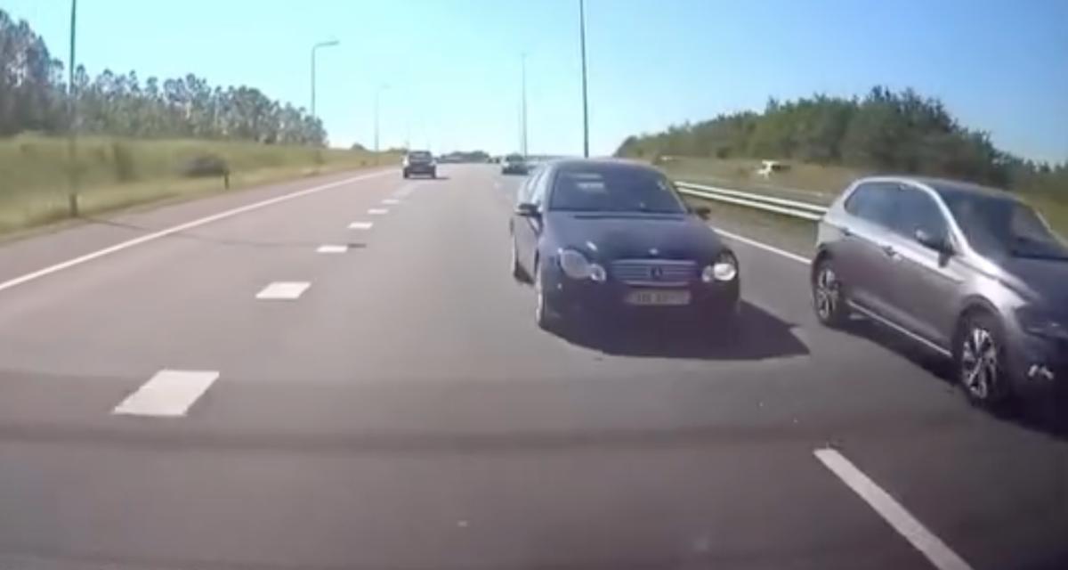 VIDEO - Le chauffard tente de se faufiler à toute allure, ça tourne mal