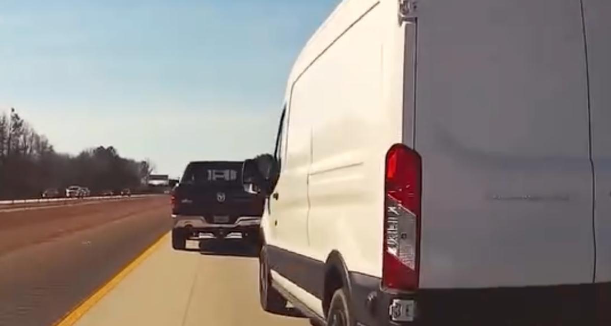 VIDEO - Le conducteur de ce fourgon joue un sale tour à un autre automobiliste