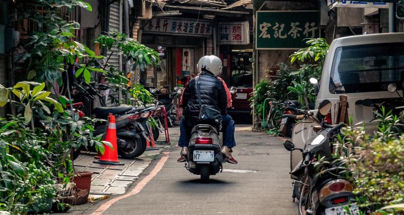 Le scooter est contrôlé à 93 km/h dans une petite ville, les gendarmes charge lourdement son propriétaire