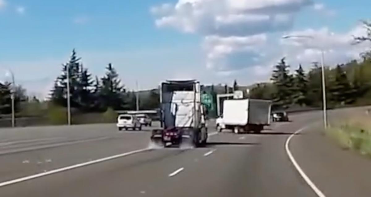 VIDEO - Le camion change de direction au dernier moment, mauvaise idée...