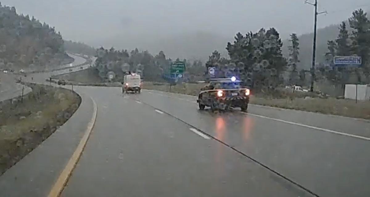VIDEO - Le conducteur de ce van roule à toute allure sous la pluie, le shérif l'a repéré de loin