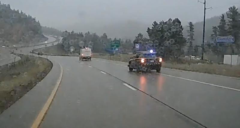 Mondial de l'Auto 2022 - VIDEO - Le conducteur de ce van roule à toute allure sous la pluie, le shérif l’a repéré de loin