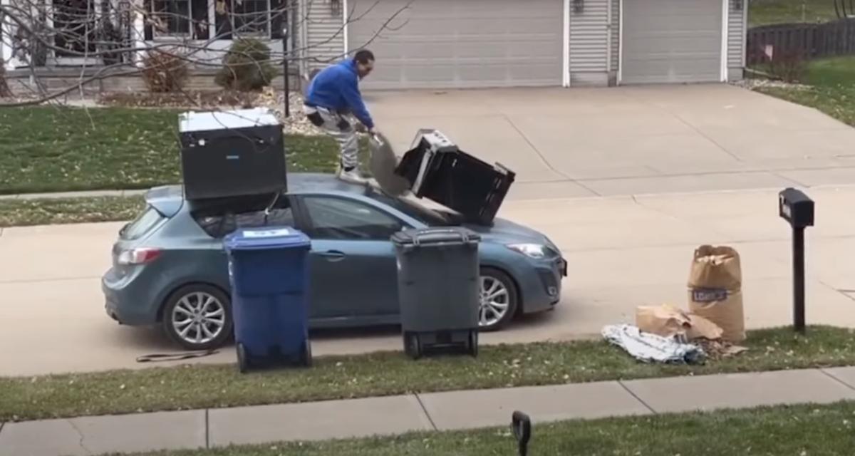 VIDEO - Cet automobiliste a une manière bien à lui de charger un barbecue sur sa voiture...