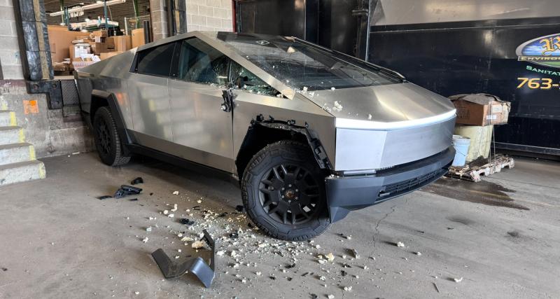 Salon de Francfort 2019 - VIDEO - Garé au mauvais endroit, au mauvais moment, ce Tesla Cybertruck se fait arracher par un poids lourd