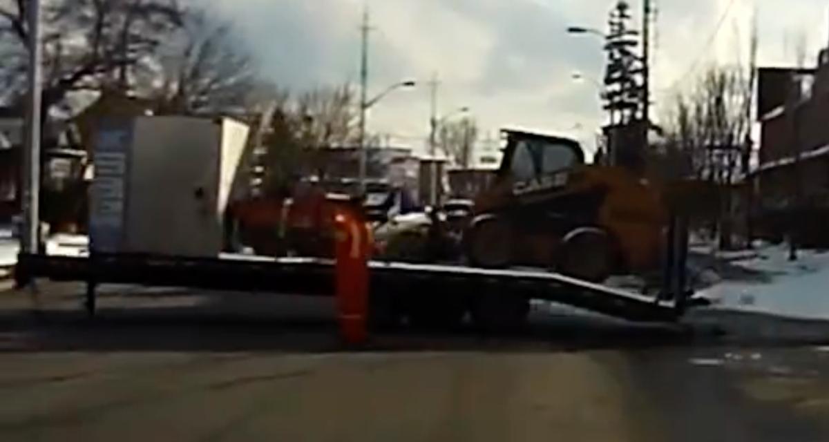 VIDEO - Cet ouvrier fait la circulation pour une remorque... sans conducteur !