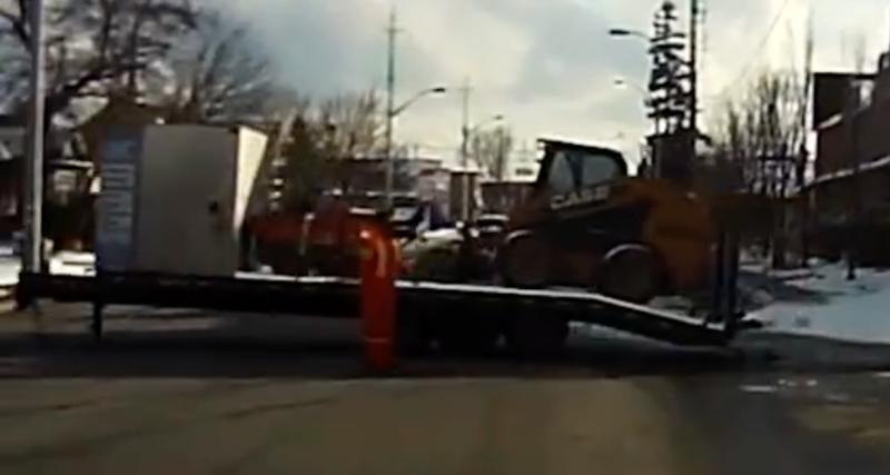  - VIDEO - Cet ouvrier fait la circulation pour une remorque… sans conducteur !