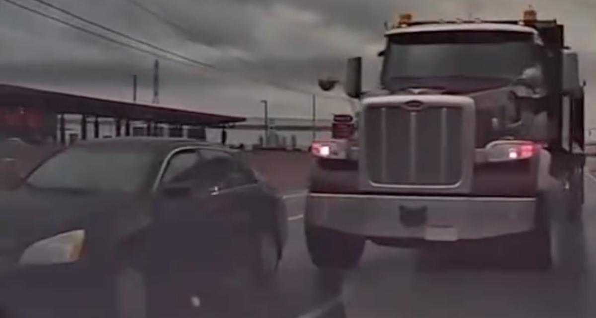 VIDEO - Quand ce camion change de voie, il envoie tout le monde dans le décor !