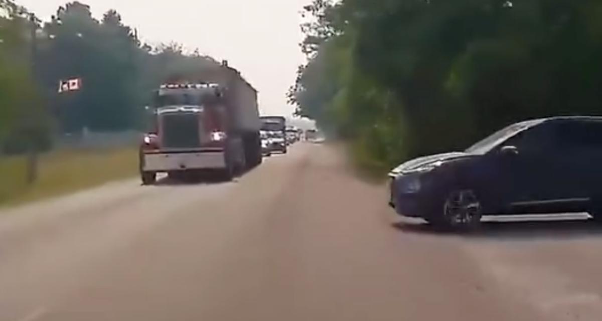 VIDEO - Le conducteur de ce SUV n'est pas très patient, il n'est donc pas très fan des panneaux Stop...