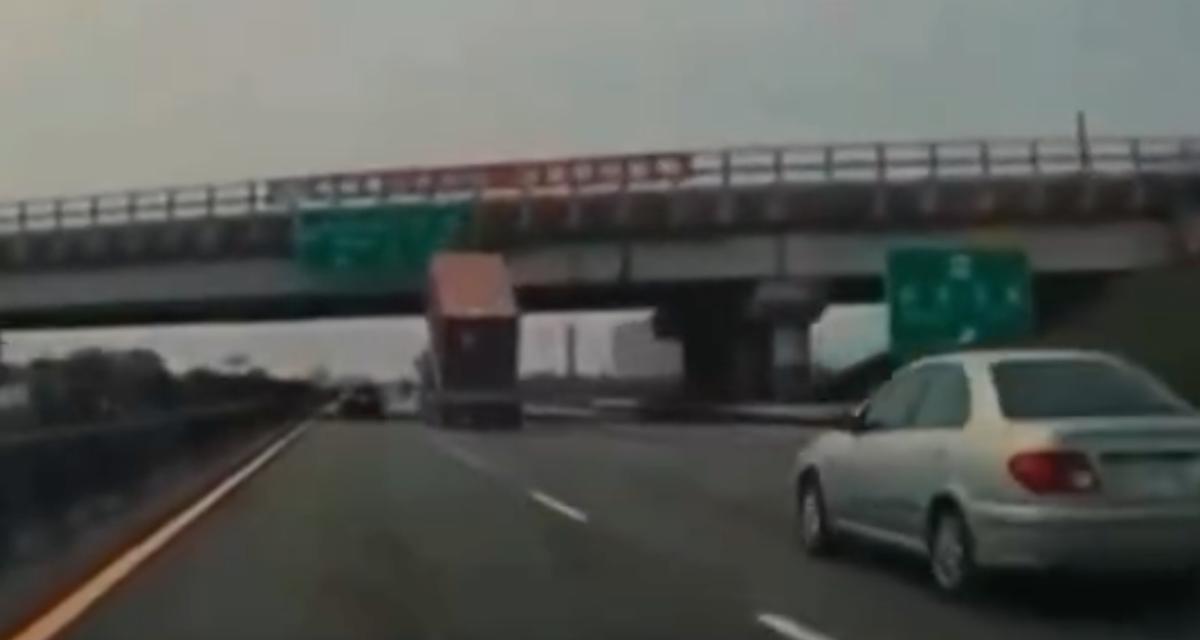 VIDEO - La benne de ce camion est relevée sur l'autoroute, mauvaise idée...